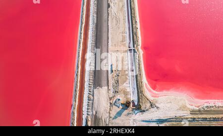 Vista aerea del lago salato rosa. Gli impianti di produzione del sale hanno evaporato lo stagno salamoia in un lago salato. Salin de Giraud saline nella Camargue in Provenza. Foto Stock