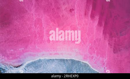 Vista aerea del lago salato rosa. Gli impianti di produzione del sale hanno evaporato lo stagno salamoia in un lago salato. Salin de Giraud saline nella Camargue in Provenza. Foto Stock
