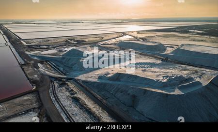 Vista aerea del lago salato rosa. Gli impianti di produzione del sale hanno evaporato lo stagno salamoia in un lago salato. Salin de Giraud saline nella Camargue in Provenza. Foto Stock