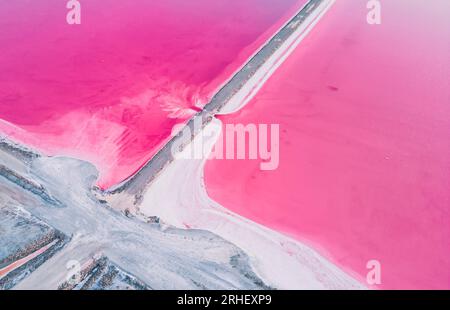 Vista aerea del lago salato rosa. Gli impianti di produzione del sale hanno evaporato lo stagno salamoia in un lago salato. Salin de Giraud saline nella Camargue in Provenza. Foto Stock