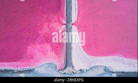 Vista aerea del lago salato rosa. Gli impianti di produzione del sale hanno evaporato lo stagno salamoia in un lago salato. Salin de Giraud saline nella Camargue in Provenza. Foto Stock