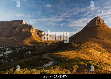 Foto del paesaggio all'alba di Lions Head e Signall Hill e Table Mountain in Sudafrica Foto Stock