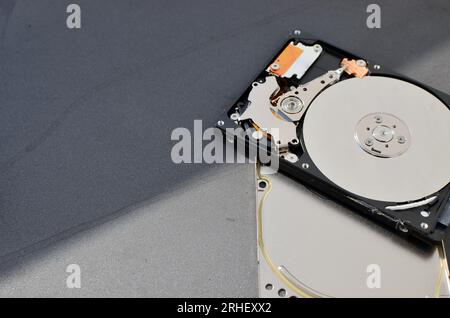 Dettaglio di un disco fisso per notebook evidenziato, a simboleggiare il supporto tecnico e il progresso tecnologico. Concetto tra assistenza tecnica e tecnologia Foto Stock