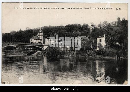 Ile de France, Val de Marne (94), la Varenne : les bords de la Marne et le pont de Chennevieres, avec le chateau des RETs - carte postale datee 1910-1919 Foto Stock