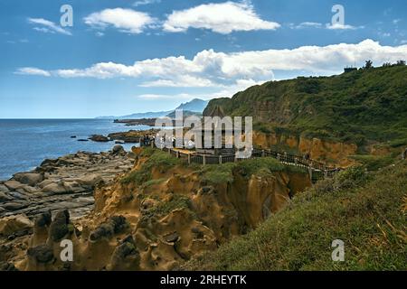 Heping Island Park, un parco con formazioni rocciose con forme speciali causate dal forte vento erodono l'area costiera nel corso degli anni, il distretto di Zhongzheng, Keelung Foto Stock