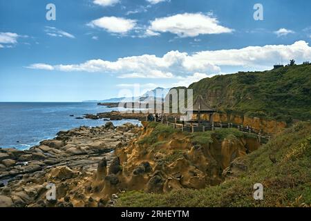 Heping Island Park, un parco con formazioni rocciose con forme speciali causate dal forte vento erodono l'area costiera nel corso degli anni, il distretto di Zhongzheng, Keelung Foto Stock