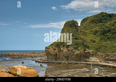 Heping Island Park, un parco con formazioni rocciose con forme speciali causate dal forte vento erodono l'area costiera nel corso degli anni, il distretto di Zhongzheng, Keelung Foto Stock