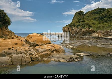 Heping Island Park, un parco con formazioni rocciose con forme speciali causate dal forte vento erodono l'area costiera nel corso degli anni, il distretto di Zhongzheng, Keelung Foto Stock