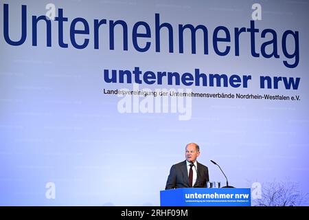 Duesseldorf, Germania. 16 agosto 2023. Il Cancelliere federale Olaf Scholz (SPD) interviene in occasione della giornata degli imprenditori della Renania settentrionale-Vestfalia. Credito: Federico Gambarini/dpa/Alamy Live News Foto Stock