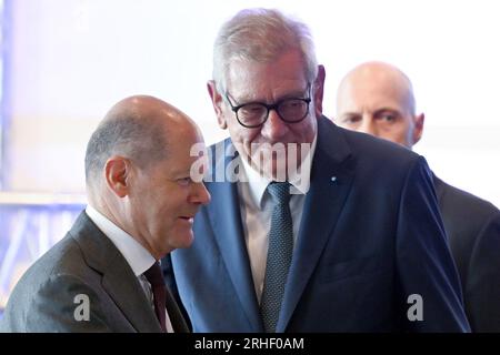 Duesseldorf, Germania. 16 agosto 2023. Il cancelliere tedesco Olaf Scholz (SPD, l) e Arndt Kirchhoff, presidente della Federazione delle associazioni di imprese della Renania settentrionale-Vestfalia, arrivano al Business Day della Renania settentrionale-Vestfalia. Credito: Federico Gambarini/dpa/Alamy Live News Foto Stock