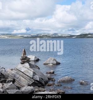 rocce e acqua del lago di hardangervidda in norvegia Foto Stock