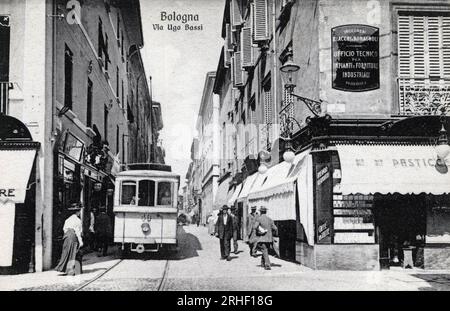Italie, Bologne : tram dans la via Ugo Bassi - carte postale fin 19eme-20eme siecle Foto Stock