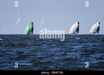 SCHEVENINGEN - Bart Lambriex e Floris van de Werken dei Paesi Bassi in azione sulla sezione 49er durante la sesta giornata dei campionati del mondo di vela. ANP SEM VAN DER WAL Foto Stock