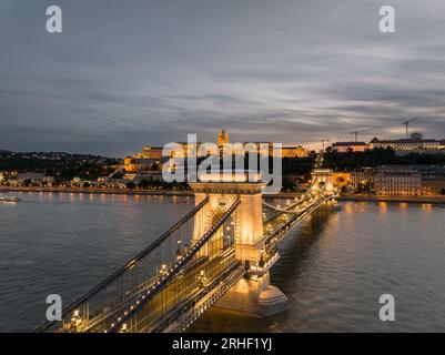Ponte della catena Szechenyi rinnovato a Budapest in Ungheria. Sostituisce tutti i mattoni vecchi e danneggiati, tutti i componenti in ferro e il sistema di illuminazione completo. La catena Foto Stock