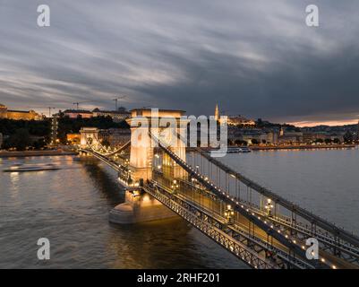 Ponte della catena Szechenyi rinnovato a Budapest in Ungheria. Sostituisce tutti i mattoni vecchi e danneggiati, tutti i componenti in ferro e il sistema di illuminazione completo. La catena Foto Stock