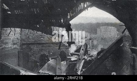 Premiere guerre mondiale (1914-1918) : un coin de la ville bombardee de Verdun, apercu a travers une breche, depuis le chevet de la cathedrale - carte postale 1914-1918 Foto Stock