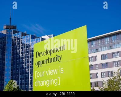 Appartamenti/hotel/ (destra) Churchill Apartment Building (sinistra) Basingstoke, Hampshire, Inghilterra, Regno Unito, Regno Unito. Foto Stock