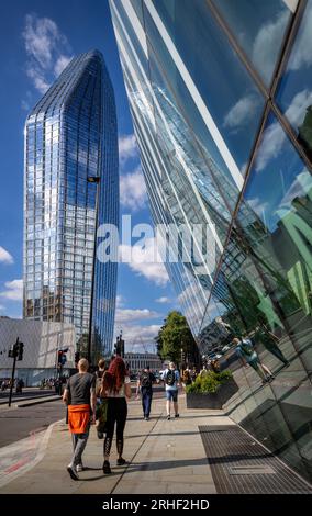 Londra, Regno Unito: Persone che camminano lungo Blackfriars Road a Southwark. L'edificio a destra è 240 Blackfriars Road e il grattacielo più avanti è One Blackfriars. Foto Stock