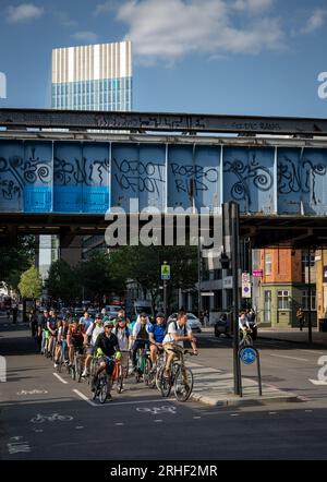 Londra, Regno Unito: I ciclisti aspettano al semaforo di Blackfriars Road a Southwark, Londra. Ponte ferroviario sopra. Foto Stock