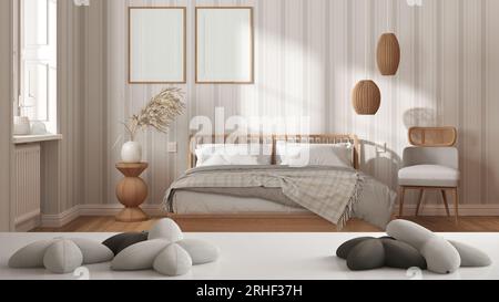 Tavolo bianco, scrivania o ripiano con cinque morbidi cuscini bianchi a forma di stelle o fiori, su camera da letto in legno con mockup cornice e decorazioni, minimalista Foto Stock
