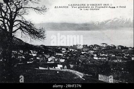 Albanie, Pogradie : vue generale de la ville avec le lac Okrida- carte postale 1914-1918 Foto Stock