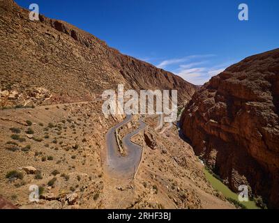 Tornanti stretti e tornanti delle splendide gole di dades sulle montagne del Marocco. Foto Stock