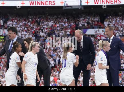 File foto datato 31/07/22 dell'Inghilterra Georgia Stanway con il Duca di Cambridge in seguito alla vittoria dell'Inghilterra sulla Germania nella finale UEFA Women's Euro 2022 al Wembley Stadium di Londra. Il Principe di Galles non si recherà in Australia per assistere alle partite delle Lionesse nella loro storica finale di Coppa del mondo. Foto Stock