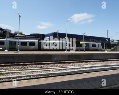 GATWICK, Regno Unito - 5 GIUGNO 2023: Stazione dell'aeroporto Gatwick di Londra Foto Stock