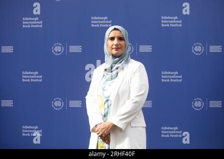 Edimburgo. Scozia, Regno Unito. 16 agosto 2023. Photocall: Jokha Alharthi Omani writer, vincitore del Man Booker International Prize nel 2019, appare all'Edinburgh International Book Festival all'Edinburgh College of Art crediti: Pako Mera/Alamy Live News Foto Stock
