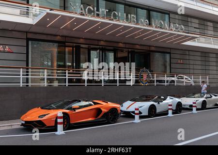 Supercar Lamborghini parcheggiate fuori dal Monaco Yacht Club Foto Stock