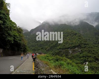 I turisti che visitano il Parco Nazionale della Gola di Taroko, la vista più spettacolare della natura a Xiulin, Hualien, Taiwan Foto Stock