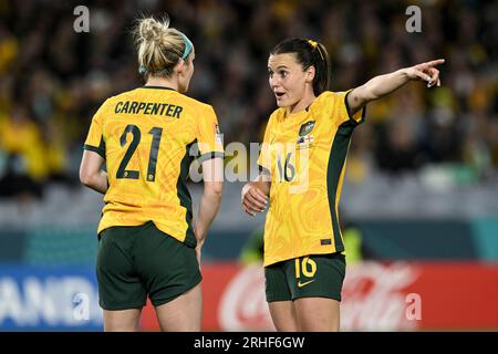 Stadium Australia, Sydney, NSW, Australia. 16 agosto 2023. Semifinale della Coppa del mondo femminile FIFA Football, Australia contro Inghilterra; Hayley Raso e Ellie Carpenter dell'Australia discutono di tattiche credito: Action Plus Sports/Alamy Live News Foto Stock