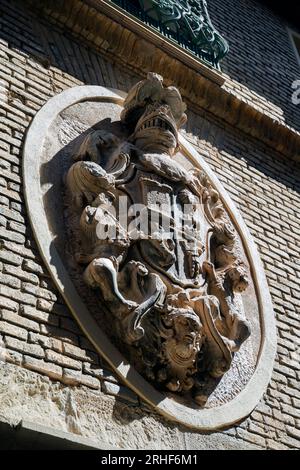 Europa, Spagna, Navarra, Olite, stemma reale scolpito in pietra sulla facciata dell'edificio storico Foto Stock