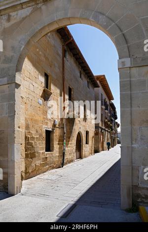 Europa, Spagna, Navarra, Olite, 'Puerta de Tafalla' Historic Archway vicino alla fine di Calle Rua de San Francisco Foto Stock