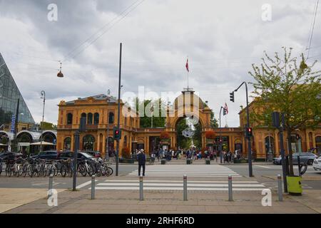 Danimarca, Copenaghen - 3 luglio 2023: Ingresso ai Giardini di Tivoli, un parco divertimenti e un giardino di piacere. Foto Stock