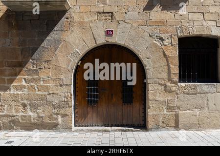 Europa, Spagna, Navarra, Olite, Casa in pietra tradizionale sulla Rua de San Francisco vicino alla Puerta de Tafalla (dettaglio porta) Foto Stock