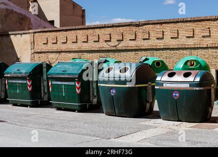 Europa, Spagna, Navarra, Olite, Row of Recycling Collection Bins in Calle Rua Romana Foto Stock