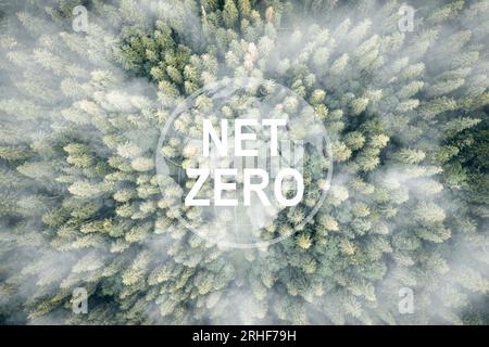 Zero netto 2050 carbonio neutro e concetto netto zero ambiente naturale Una strategia a lungo termine climaticamente neutra per le emissioni di gas a effetto serra. Foto Stock