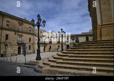 Paesaggio con vista panoramica di Piazza Duomo con l'architettura barocca di Calascibetta Sicilia, Italia. Foto Stock