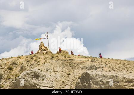 Studenti di lama buddisti che si godono il vento in un paesaggio suggestivo del Monastero di Namgyal a lo Manthang, nell'alta Mustang del Nepal Foto Stock