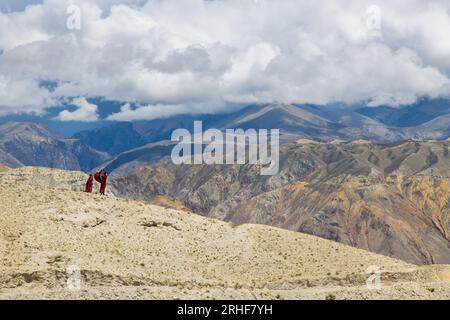 Studenti di lama buddisti che si godono il vento in un paesaggio suggestivo del Monastero di Namgyal a lo Manthang, nell'alta Mustang del Nepal Foto Stock