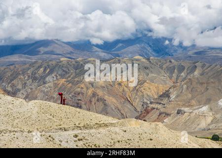 Studenti di lama buddisti che si godono il vento in un paesaggio suggestivo del Monastero di Namgyal a lo Manthang, nell'alta Mustang del Nepal Foto Stock