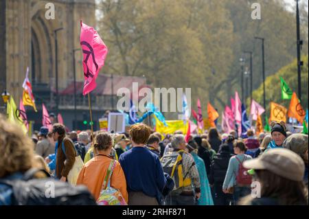 LONDRA - 22 aprile 2023: La voce di Londra per il cambiamento: Extinction Rebellion manifestanti stride in avanti, striscioni volanti in alto, a favore dell'ambiente Foto Stock