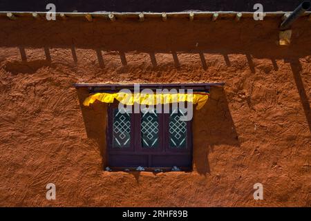 Finestra d'epoca in stile tibetano di un monastero in Nepal Foto Stock