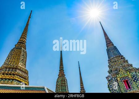 Pagode in ceramica Chedis Spires che si estendono fino al complesso del Tempio Sun Wat Pho po Bangkok Thailandia. Costruito negli anni '1600 Uno dei templi più antichi della Thailandia. Foto Stock