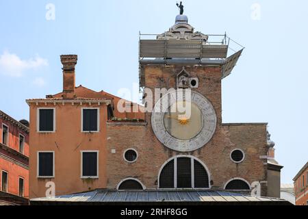 Grande orologio su un vecchio edificio a Venezia in Italia Foto Stock