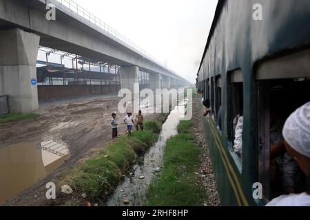 Dhaka, Dhaka, Bangladesh. 16 agosto 2023. A causa del fumo proveniente dai mulini di laminazione dell'acciaio a Shyampur, Dacca, l'ambiente sta diventando inquinato a morte. Questo fumo copre le aree circostanti come una fitta nebbia. A volte la luce del sole non è visibile durante il giorno. Nonostante le lamentele dei residenti locali, questo inquinamento ambientale estremo non può essere fermato. Ci sono più di cento mulini in quest'area. I residenti sono a grave rischio per la salute a causa del fumo nero tossico. (Immagine di credito: © Syed Mahabubul Kader/ZUMA Press Wire) SOLO USO EDITORIALE! Non per USO commerciale! Foto Stock