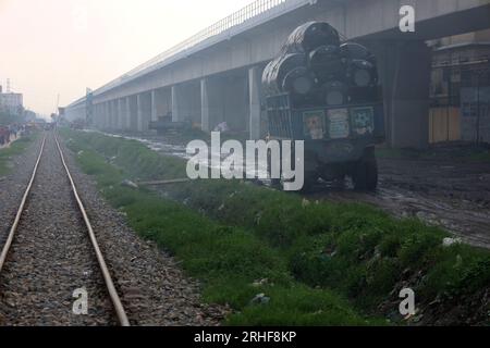 Dhaka, Dhaka, Bangladesh. 16 agosto 2023. A causa del fumo proveniente dai mulini di laminazione dell'acciaio a Shyampur, Dacca, l'ambiente sta diventando inquinato a morte. Questo fumo copre le aree circostanti come una fitta nebbia. A volte la luce del sole non è visibile durante il giorno. Nonostante le lamentele dei residenti locali, questo inquinamento ambientale estremo non può essere fermato. Ci sono più di cento mulini in quest'area. I residenti sono a grave rischio per la salute a causa del fumo nero tossico. (Immagine di credito: © Syed Mahabubul Kader/ZUMA Press Wire) SOLO USO EDITORIALE! Non per USO commerciale! Foto Stock