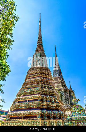 Guglie di Chedis in ceramica colorata Pagodas Wat Pho po Temple Complex Bangkok Thailandia. Costruito negli anni '1600 Uno dei templi più antichi della Thailandia. Foto Stock