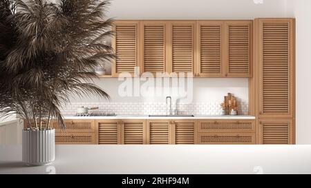 Piano tavolo bianco o ripiano con cannucce, piante secche, ornamento, orecchie, guaine, ramo in vaso, oltre paese cucina in legno, armadi con persiane, mensole, Foto Stock